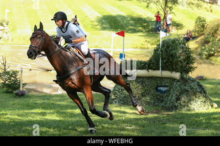 Luhmuhlen, Germania. 31 Agosto, 2019. Il 31 agosto 2019, Bassa Sassonia, Luhmühlen: sport equestri, eventing, campionato europeo: il tedesco eventing rider Michael Jung su Scoiattolo striado giostre nel cross-country la concorrenza. Foto: Friso Gentsch dpa/credito: dpa picture alliance/Alamy Live News Foto Stock