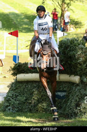 Luhmuhlen, Germania. 31 Agosto, 2019. Il 31 agosto 2019, Bassa Sassonia, Luhmühlen: sport equestri, eventing, campionato europeo: il tedesco eventing rider Michael Jung su Scoiattolo striado scorre su un ostacolo nel cross-country la concorrenza. Foto: Friso Gentsch dpa/credito: dpa picture alliance/Alamy Live News Foto Stock