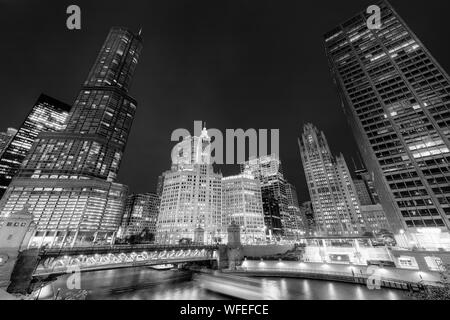 La città di Chicago di notte, immagine in bianco e nero. Foto Stock