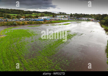 Garnock Valley, Regno Unito 31 agosto 2019. Dopo una notte di tempesta e la pioggia pesante, il fiume Garnock scoppiare le sue banche e ha allagato il Garnock vallata nei pressi del villaggio di Dalry, North Ayrshire, causando pericolo di alloggiamento e imprese, danni ai terreni agricoli e le chiusure della strada tra cui la A737, una strada di grande importanza in Glasgow. Credito: Findlay/Alamy Live News Foto Stock