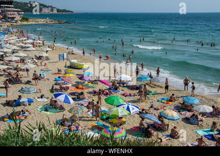 San Costantino ed Elena resort, Varna, Bulgaria 08/24/2019 persone godendosi il caldo, divertente spiaggia, - destinazione per le vacanze, per la stagione estiva in un momento di relax a Foto Stock