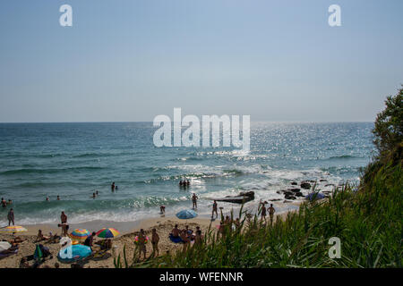 San Costantino ed Elena resort, Varna, Bulgaria 08/24/2019 persone godendosi il caldo, divertente spiaggia, - destinazione per le vacanze, per la stagione estiva in un momento di relax a Foto Stock