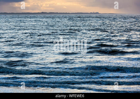 Norderney, Weststrand, Strand, Meer, Brandung, Wolken, Sonnenlicht, Insel Juist, blaue Stunde Foto Stock