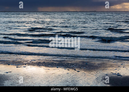 Norderney, Weststrand, Strand, Meer, Brandung, Wolken, Sonnenlicht, Insel Juist, blaue Stunde Foto Stock