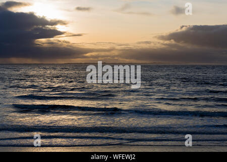 Norderney, Weststrand, Strand, Meer, Brandung, Wolken, Sonnenlicht, Insel Juist, blaue Stunde Foto Stock