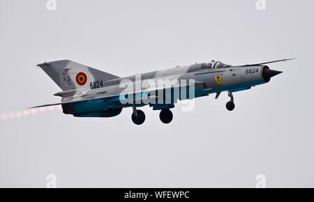 Romanian Air Force Mikoyan-Gurevich MiG-21 LanceR C airborne al 2019 Royal International Air Tattoo Foto Stock