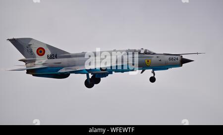 Romanian Air Force Mikoyan-Gurevich MiG-21 LanceR C airborne al 2019 Royal International Air Tattoo Foto Stock