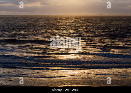 Norderney, Weststrand, Strand, Meer, Brandung, Wolken, Insel Juist, Sonnenuntergang Foto Stock