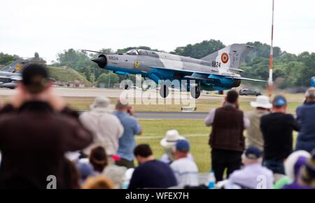 Romanian Air Force Mikoyan-Gurevich MiG-21 prendendo il largo al 2019 Royal International Air Tattoo di fronte agli spettatori del Cotswold enclosure Foto Stock