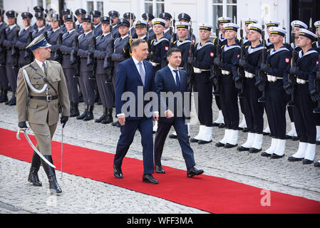 Varsavia, Polonia. 31 Agosto, 2019. Presidente della Polonia, Andrzej Duda e Presidente dell'ucraina Volodymyr passeggiate Zelensky passato l'onore delle protezioni durante una cerimonia di benvenuto al palazzo presidenziale. Volodymyr Zelensky arriva a Varsavia in anticipo dell'ottantesimo anniversario dello scoppio della Seconda Guerra Mondiale dove più di 40 delegazioni internazionali sarà presente anche in Germania il Cancelliere Angela Merkel e il Vice Presidente USA, Mike Pence. Credito: SOPA Immagini limitata/Alamy Live News Foto Stock