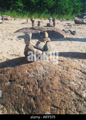 Le figure fatte di pietre sulla spiaggia, spiaggia attività ricreative, vacanza, cottage, equilibrio Foto Stock