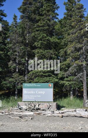Katmai National Park, Alaska. U.S.A. Giugno 26-28, 2019. Brooks Camp segno di benvenuto. Gateway per un mondo di classe Coastal l'orso bruno (Ursus arctos) habitat Foto Stock