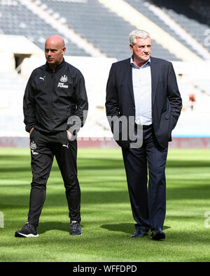 Il 31 agosto 2019; Saint James Park, Newcastle, Tyne and Wear, Inghilterra; English Premier League Football, Newcastle United versus Watford Football Club; Steve Bruce manager del Newcastle United e primo allenatore della squadra di Steve Agnew - rigorosamente solo uso editoriale. Nessun uso non autorizzato di audio, video, dati, calendari, club/campionato loghi o 'live' servizi. Online in corrispondenza uso limitato a 120 immagini, nessun video emulazione. Nessun uso in scommesse, giochi o un singolo giocatore/club/league pubblicazioni Credit: Azione Plus immagini di sport/Alamy Live News Foto Stock