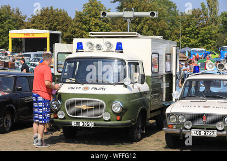 Magdeburg, Germania. 31 Agosto, 2019. Un uomo è in piedi di fronte ad una barca come una misurazione stereo auto della ex popolare di polizia presso il XXI Est Riunione Mobile (OMMMA) in: Elbauenpark. I visitatori possono guardare avanti per una riunione con Trabi, Wartburg, Wolga e Co. Gli organizzatori si aspettano più di 1.700 veicoli storici dalla RDT e orientale la produzione europea. Credito: Pietro Gercke/dpa-Zentralbild/dpa/Alamy Live News Foto Stock