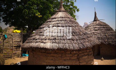 Paesaggio con Mataya villaggio di sara tribù aka Ngambaye o Madjingaye Mbaye o persone, Guera, Ciad Foto Stock