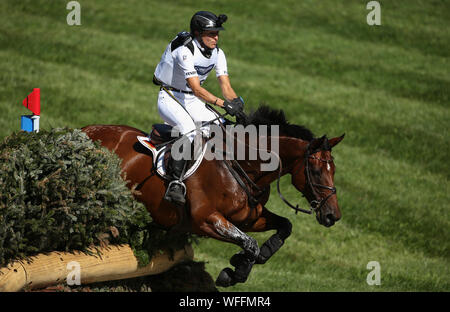 Luhmuhlen, Germania. 31 Agosto, 2019. Il 31 agosto 2019, Bassa Sassonia, Luhmühlen: sport equestri, eventing, campionato europeo: il tedesco eventing rider Ingrid Klimke su Hale Bob passa sopra un ostacolo nel cross-country la concorrenza. Foto: Friso Gentsch/dpa Foto Stock