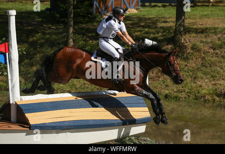 Luhmuhlen, Germania. 31 Agosto, 2019. Il 31 agosto 2019, Bassa Sassonia, Luhmühlen: sport equestri, eventing, campionato europeo: il tedesco eventing rider Ingrid Klimke su Hale Bob passa sopra un ostacolo nel cross-country la concorrenza. Foto: Friso Gentsch/dpa Foto Stock