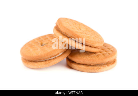 Biscotti sandwich, riempita di cioccolato. I biscotti con ripieno di panna isolati su sfondo bianco. Foto Stock