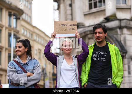 Birmingham, Regno Unito. Centinaia di raccogliere in Victoria Square, il centro della città di Birmingham, per protestare contro il primo ministro britannico Boris Johnson per la decisione di sospendere il parlamento nella corsa fino a Brexit. Credito: Pietro Lopeman/Alamy Live News Foto Stock