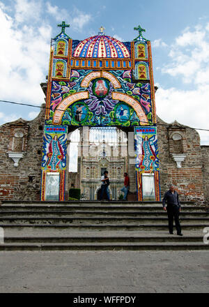 Cholula, Puebla, Messico - 2019: Il Tempio di San Francisco Acatepec è un monumento religioso tipico del barocco messicano architettura. Foto Stock