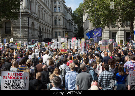 Migliaia di manifestanti hanno dimostrato al di fuori di Downing Street, esprimendo la loro preoccupazione di sospensione del Parlamento in questo momento critico. Foto Stock