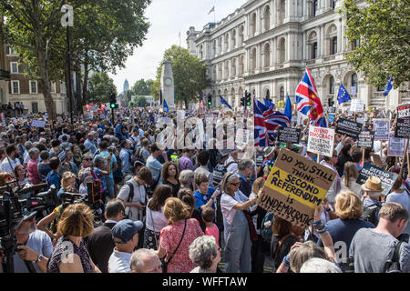 Migliaia di manifestanti hanno dimostrato al di fuori di Downing Street, esprimendo la loro preoccupazione di sospensione del Parlamento in questo momento critico. Foto Stock