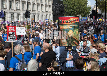 Migliaia di manifestanti hanno dimostrato al di fuori di Downing Street, esprimendo la loro preoccupazione di sospensione del Parlamento in questo momento critico. Foto Stock