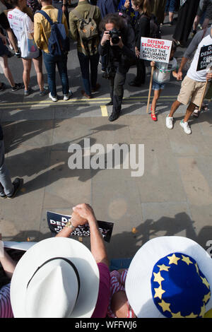 Migliaia di manifestanti hanno dimostrato al di fuori di Downing Street, esprimendo la loro preoccupazione di sospensione del Parlamento in questo momento critico. Foto Stock