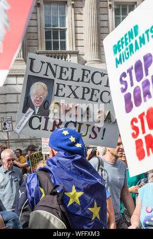 Migliaia di manifestanti hanno dimostrato al di fuori di Downing Street, esprimendo la loro preoccupazione di sospensione del Parlamento in questo momento critico. Foto Stock