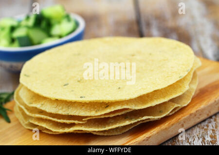 Pila di croccante papadums indiani su una superficie di legno Foto Stock