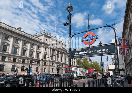 Ingresso alla stazione della metropolitana di Westminster (stazione della metropolitana della città di Westminster) in Parliament Street, Londra, Regno Unito. Stazione della metropolitana di Londra. Foto Stock