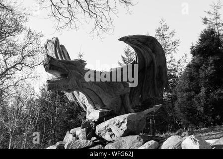 Simon O'Rouke la scultura di un drago da un albero caduto dal principale A5 road da Londra a Holyhead Foto Stock