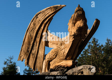 Simon O'Rouke la scultura di un drago da un albero caduto dal principale A5 road da Londra a Holyhead Foto Stock