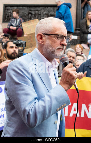 Glasgow, Scotland, Regno Unito - 31 August 2019: Jeremy Corbyn parlando a fermare il colpo di Stato, difendere la democrazia proteste in George Square, Glasgow. La protesta è parte di un progetto di ondata di proteste in tutto il paese per opporsi a Boris Johnson del piano di sospendere il parlamento del Regno Unito Foto Stock