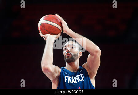 Wuhan, la Cina della provincia di Hubei. 31 Agosto, 2019. Shenzhen, Cina la provincia di Guangdong. 31 Agosto, 2019. Rudy Gobert di germogli in Francia durante il pre-partita sessione di formazione a Shenzhen, Cina del sud della provincia di Guangdong, 31 Agosto, 2019. Credito: Xu Chang/Xinhua/Alamy Live News Foto Stock