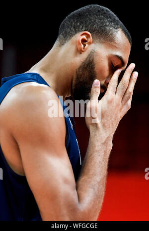 Wuhan, la Cina della provincia di Hubei. 31 Agosto, 2019. Shenzhen, Cina la provincia di Guangdong. 31 Agosto, 2019. Rudy Gobert di Francia reagisce durante il pre-partita sessione di formazione a Shenzhen, Cina del sud della provincia di Guangdong, 31 Agosto, 2019. Credito: Xu Chang/Xinhua/Alamy Live News Foto Stock