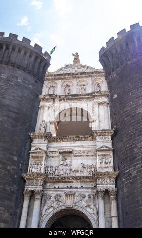 Castel Nuovo - l'arco trionfale integrato nel castello. Foto Stock