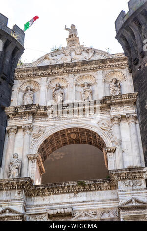 Castel Nuovo - l'arco trionfale integrato nel castello. Foto Stock