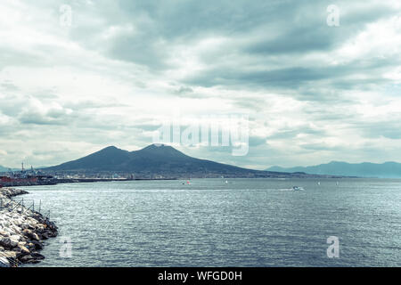 Vista sul Vesuvio da Napoli Foto Stock