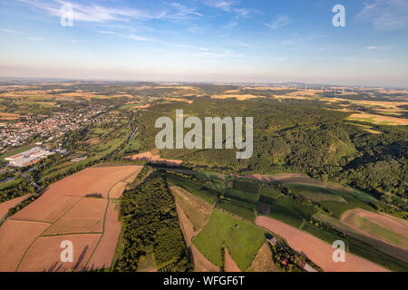 Vista aerea di un paesaggio in Germania, in Renania Palatinato vicino a Bad Sobernheim con il fiume Nahe, prato, terreni agricoli, foresta, colline, montagne su un s Foto Stock