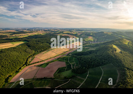 Vista aerea di un paesaggio in Germania, in Renania Palatinato vicino a Bad Sobernheim con il fiume Nahe, prato, terreni agricoli, foresta, colline, montagne Foto Stock