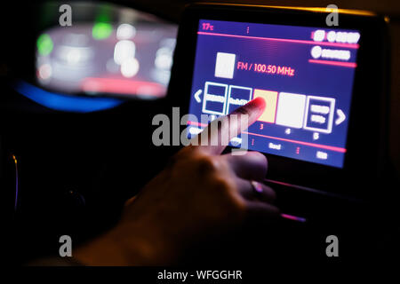 computer di bordo sul cruscotto dell'auto, computer di bordo Foto stock -  Alamy