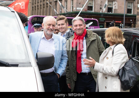 Glasgow, Scotland, Regno Unito - 31 August 2019: Jeremy Corbyn e Richard Leonard il leader dello Scottish Labour Party arriva alla fermata del colpo di Stato, difendere la democrazia proteste in George Square, Glasgow. La protesta è parte di un progetto di ondata di proteste in tutto il paese per opporsi a Boris Johnson del piano di sospendere il parlamento del Regno Unito Foto Stock