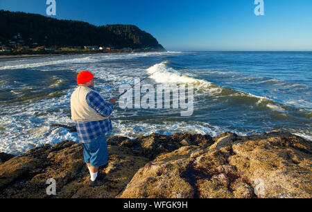 Surf, pesca Yachats parco statale, Oregon Foto Stock