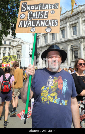 Londra, 31 agosto 2019. Manifestanti con bandiere e striscioni di assemblare e dimostrare lungo Whitehall in Westminster, gridando 'Stop il colpo di Stato', contro la prevista proroga del Parlamento da parte del governo in settembre. In seguito hanno marzo a Westminster e lungo il filamento. Credito: Imageplotter/Alamy Live News Foto Stock