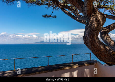 Italia Sorrento, veduta del Vesuvio visto dalla costa Foto Stock