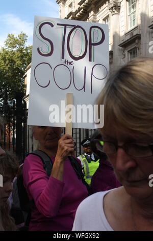 Londra, UK, 31 Agosto, 2019. I manifestanti si raccolgono al di fuori di Downing Street per protestare contro la proroga del Parlamento da parte del Primo Ministro Boris Johnson, Londra, Regno Unito. Credito: Helen Garvey/Alamy Live News Foto Stock