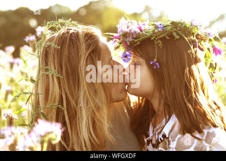 Madre e figlia kissing Foto Stock