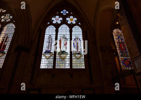 Le finestre di vetro macchiate di ex vescovi nella Cattedrale di Chichester in Chichester, una città e capoluogo di contea di West Sussex, Inghilterra meridionale, Regno Unito Foto Stock