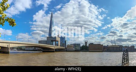 Vista da Thames Path sulla riva nord del London Bridge guardando verso sud oltre il Tamigi per la S)disco e il South Bank a Southwark, Londra SE1 Foto Stock